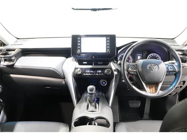 スタイリッシュなデザインのインパネ。各操作スイッチは使いやすい位置に配置されてます。