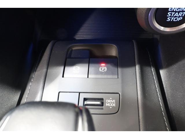 電動パーキングブレーキ付きです。シフトレバーをＰポジションに入れると自動で作動し、ブレーキを踏みながらＰポジション以外にシフトすると解除されるオート機能付きです。ホールド機能もあるので大変便利です。