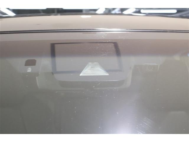 レーンディパーチャーアラートとは車線または走路からの逸脱の可能性を警告すると共に、車線または走路からの逸脱を避けるためのハンドル操作の一部を支援する機能です。詳細は販売店スタッフまでおたずねください。