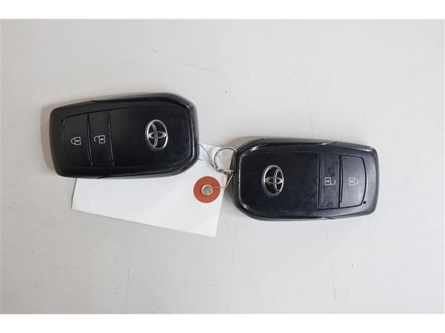 スマートキー２個有ります。ドアの開錠施錠はドアノブに触れるだけ。センサーが感知して開錠施錠をしてくれます。