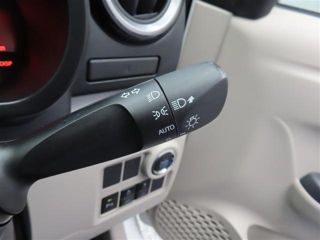 スイッチをオートに設定しておけば、車外の明るさに応じて自動的にヘッドランプを点灯・消灯します。夕暮れ時やトンネルの続く山道などを走行する時に便利なコンライトを装備しています。