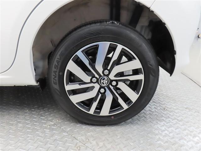 車両のデザインにマッチした純正アルミホイールを装着しています。