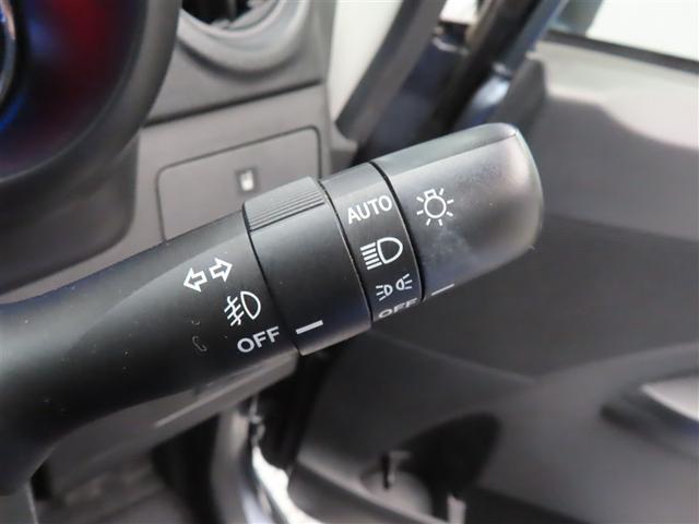 スイッチをオートに設定しておけば、車外の明るさに応じて自動的にヘッドランプを点灯・消灯します。夕暮れ時やトンネルの続く山道などを走行する時に便利なコンライトを装備しています。