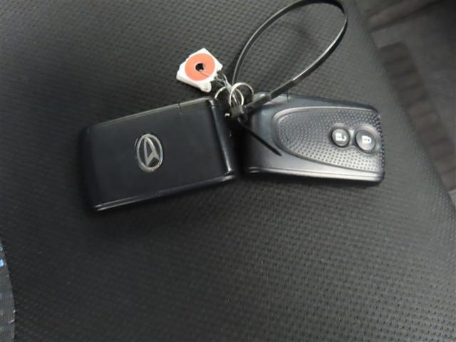 スマートキーです。バッグやポケットに携帯していれば、キーを取り出さなくてもドアの解錠・施錠ができます。エンジンの始動はブレーキを踏みながらパワースイッチをワンプッシュするだけです。