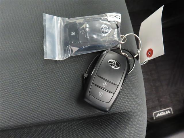 �X�}�[�g�L�[�ł��B�o�b�O��|�P�b�g�Ɍg�т��Ă���΁A�L�[�����o���Ȃ��Ă��h�A�̉����E�{�����ł��܂��B�n�C�u���b�h�V�X�e���̋N���̓u���[�L�𓥂݂Ȃ���p���[�X�C�b�`�������v�b�V�����邾���ł��B