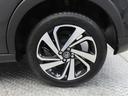 車両のデザインにマッチした純正アルミホイールを装着しています。