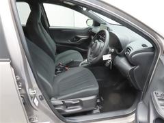 運転席に上下アジャスターがついていて、座ったままで自分にちょうどいいポジションに調整することができます。 7
