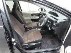 運転席に上下アジャスターがついていて、座ったままで自分にちょうどいいポジションに調整することができます。 7