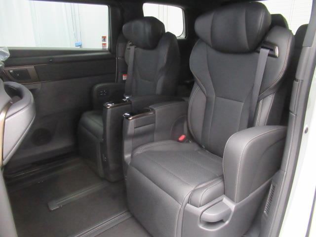 セカンドシートはキャプテンシート。アレンジも多彩で色々な用途に使用できます