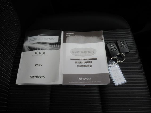 ヴォクシー ZS 煌 フルセグ メモリーナビ DVD再生 ミュージックプレイヤー接続可 バックカメラ 衝突被害軽減システム ETC ドラレコ 両側電動スライド LEDヘッドランプ 乗車定員7人 記録簿(30枚目)