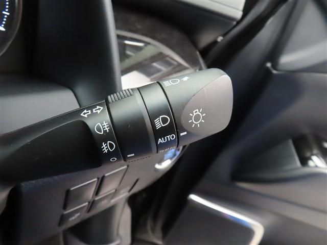 スイッチをオートに設定しておけば、車外の明るさに応じて自動的にヘッドランプを点灯・消灯します。夕暮れ時やトンネルの続く山道などを走行する時に便利なコンライトを装備しています。