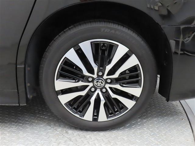 車両のデザインにマッチした純正アルミホイールを装着しています。