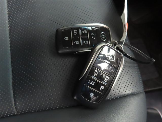 スマートキーです。バッグやポケットに携帯していれば、キーを取り出さなくてもドアの解錠・施錠ができます。エンジンの始動はブレーキを踏みながらパワースイッチをワンプッシュするだけです。