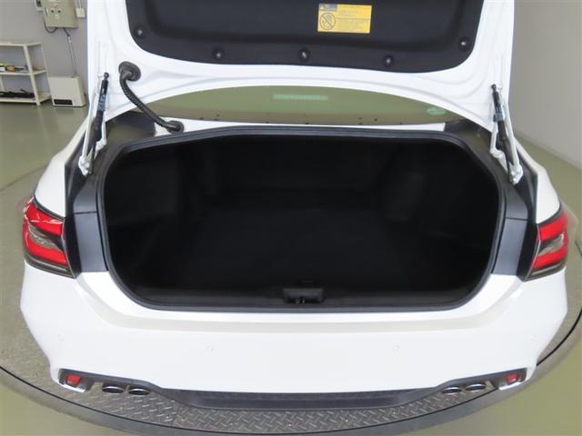 トランクはバンパーのすぐ上から開くので、開口部が大きく、奥行きもたっぷりで、荷物の出し入れがしやすくなっています。