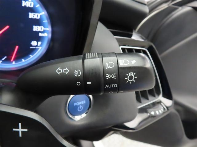 スイッチをオートに設定しておけば、車外の明るさに応じて自動的にヘッドランプを点灯・消灯します。夕暮れ時やトンネルの続く山道などを走行する時に便利なコンライトを装備しています。