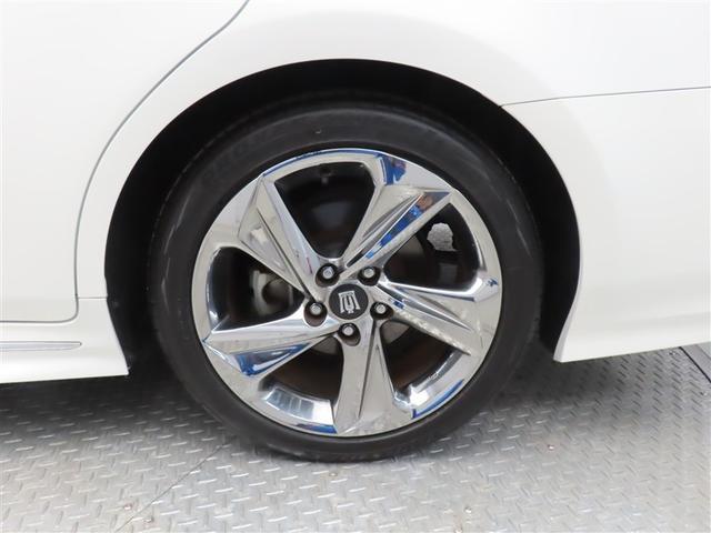 車両のデザインにマッチした純正アルミホイールを装着しています。