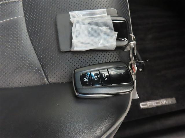 スマートキーです。バッグやポケットに携帯していれば、キーを取り出さなくてもドアの解錠・施錠ができます。ハイブリッドシステムの起動はブレーキを踏みながらパワースイッチをワンプッシュするだけです。