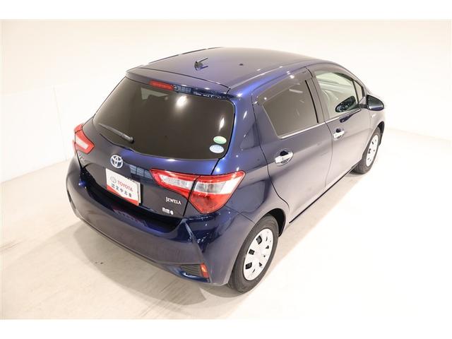 後部座席とリヤはプライバシーガラスになっています。座っている人や置いてある荷物が見えにくくなっているのでプライバシーの確保が出来ます。