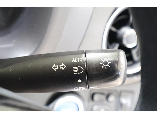 スイッチをオートに設定しておけば、車外の明るさに応じて自動的にヘッドランプを点灯・消灯します。夕暮れ時やトンネルの続く山道などを走行する時に便利なコンライトを装備しています。