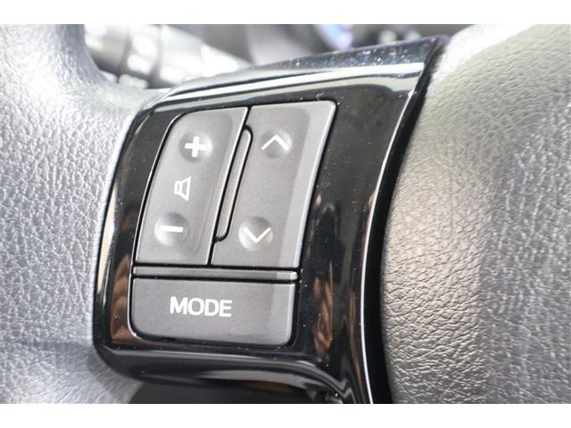 ステアリングスイッチ付き、前方から目を離すことなくオーディオ操作することが可能です。音楽のヴォリュームも簡単に調整できますよ！