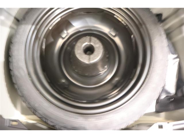 ■応急用タイヤ装着車■この車両には応急用タイヤが搭載されています。パンクしたタイヤは備え付けの応急用タイヤと交換も出来ますので安心ですね♪