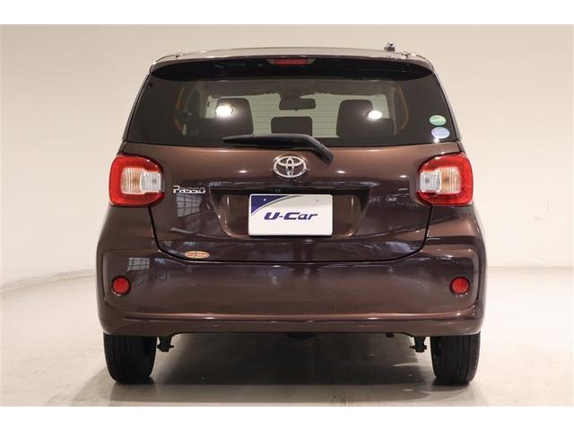 全体的に丸みがあり、柔らかいリアフォルムです。小型車らしい親しみやすい印象です。