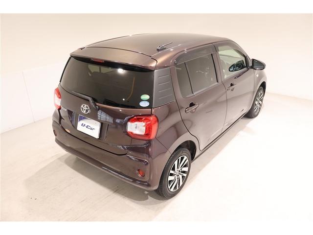 後部座席とリヤはプライバシーガラスになっています。座っている人や置いてある荷物が見えにくくなっているのでプライバシーの確保が出来ます。