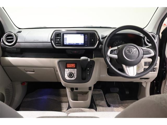 スタイリッシュなデザインのインパネ。各操作スイッチは使いやすい位置に配置されてます。