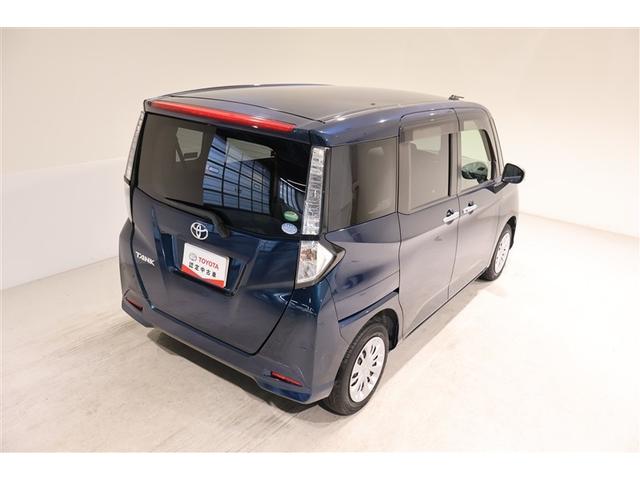 後部座席とリヤはプライバシーガラスになっています。座っている人や置いてある荷物が見えにくくなっているのでプライバシーの確保が出来ます。