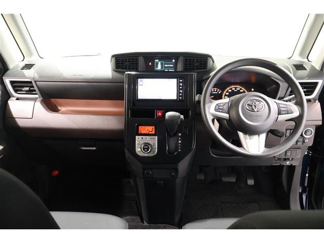 スタイリッシュなデザインのインパネ。各操作スイッチは使いやすい位置に配置されてます。