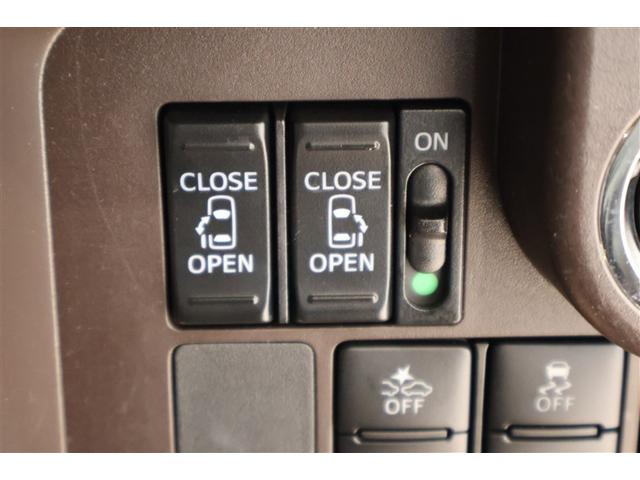 左右電動スライドドアスイッチ（両側パワースライドドア用）＆電動バックゲートの開閉スイッチが運転席と助手席の真ん中の天井についているので、車内から開閉自由。