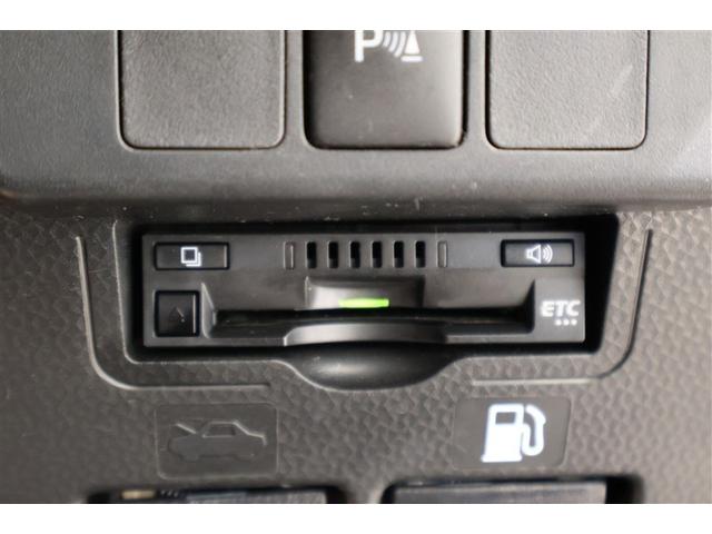 ＥＴＣ付きです。高速道路料金所での小銭の出し入れや雨天時における窓の開け閉めなどの煩わしさが解消できます。料金所の通過もスムーズで快適ですよ。