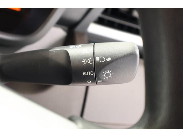 スイッチをオートに設定しておけば、車外の明るさに応じて自動的にヘッドランプを点灯・消灯します。夕暮れ時やトンネルの続く山道などを走行する時に便利なコンライトを装備しています。