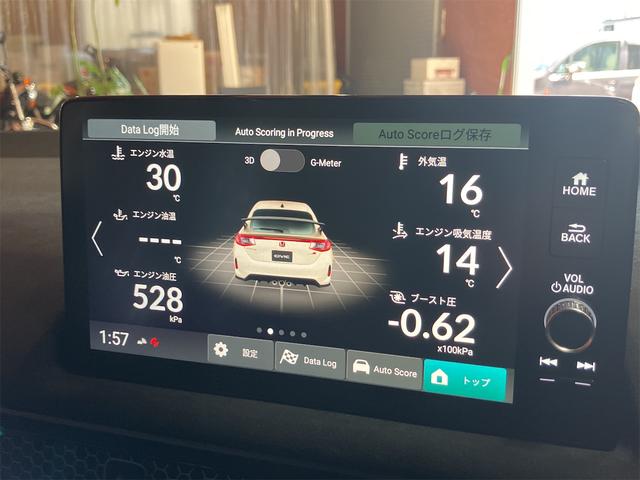 シビック タイプＲ　レーシングブラックパッケージ　６ＭＴ　ウルトラスエードダッシュボード　ワイヤレス充電　自動防眩ルームミラー　ピンストライプ加飾　専用色ステッチ　ブレンボ赤キャリ　新車保証継承　登録済未使用車（4枚目）