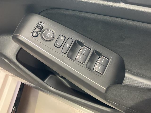シビック タイプＲ　レーシングブラックパッケージ　６ＭＴ　ウルトラスエードダッシュボード　ワイヤレス充電　自動防眩ルームミラー　ピンストライプ加飾　専用色ステッチ　ブレンボ赤キャリ　新車保証継承　登録済未使用車（11枚目）