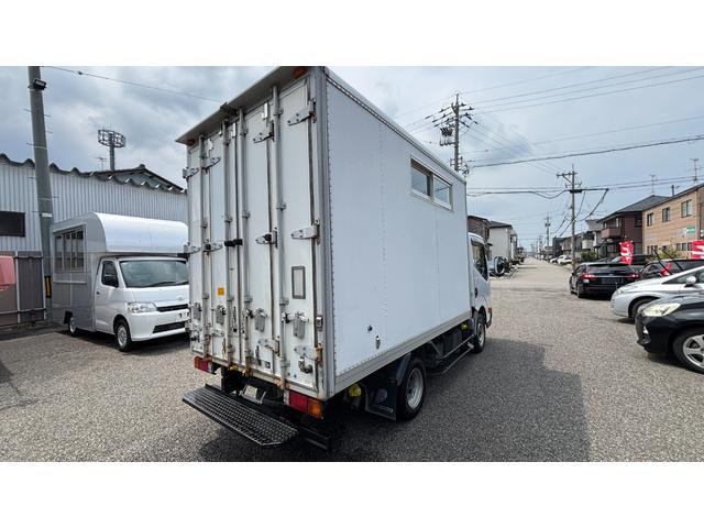 アトラストラック 　キッチンカー　１７５Ｌ冷蔵庫　９７Ｌ冷凍庫　シンク２個　コンセント５か所ステンレス作業台２個　外部電源（8枚目）