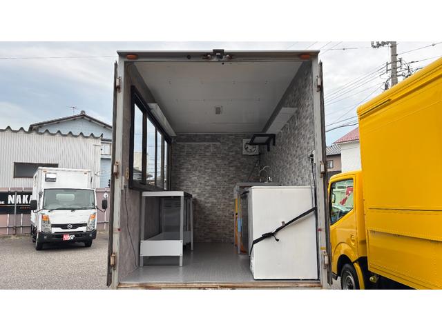 キャンター 　キッチンカー！　テーブル型冷蔵庫２台　冷凍庫１台　２槽シンク　手洗いシンク　作業台　コンセント３か所　外部電源（外部電源コード）車内（10枚目）