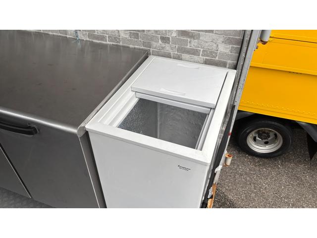 キャンター 　キッチンカー！　テーブル型冷蔵庫２台　冷凍庫１台　２槽シンク　手洗いシンク　作業台　コンセント３か所　外部電源（外部電源コード）車内（25枚目）