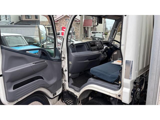 キャンター 　キッチンカー！　テーブル型冷蔵庫２台　冷凍庫１台　２槽シンク　手洗いシンク　作業台　コンセント３か所　外部電源（外部電源コード）車内（34枚目）