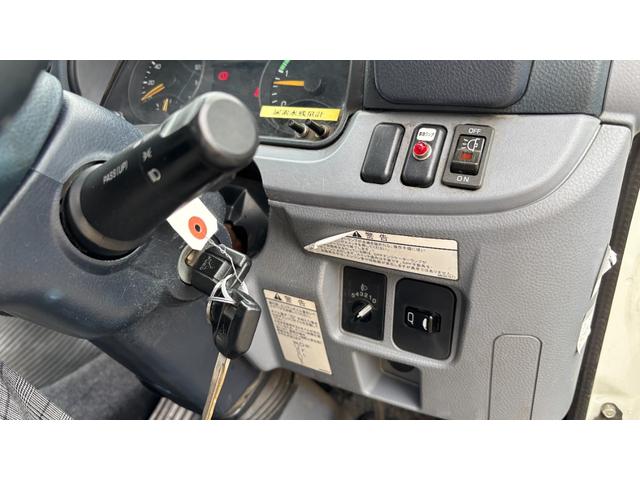 キャンター 　キッチンカー！　テーブル型冷蔵庫２台　冷凍庫１台　２槽シンク　手洗いシンク　作業台　コンセント３か所　外部電源（外部電源コード）車内（43枚目）