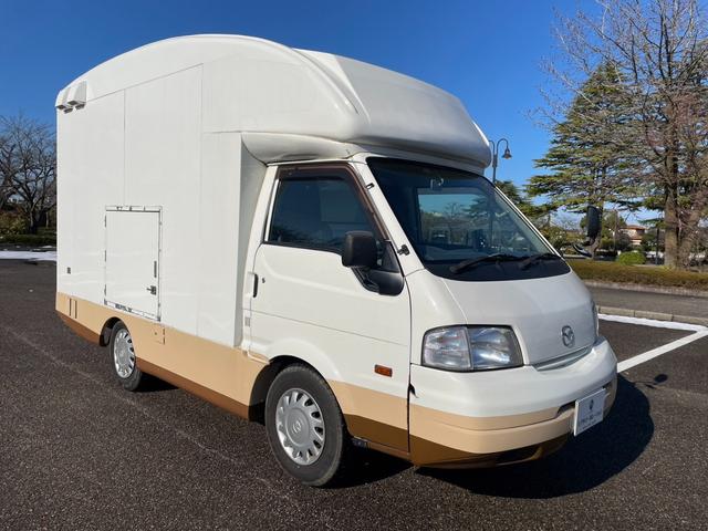 ボンゴトラック 　移動販売車　２０００Ｗインバーター　冷蔵冷凍コールドテーブル　上下販売口　リア搭乗口　３層シンク　外部１００Ｖ取り入れ口（4枚目）