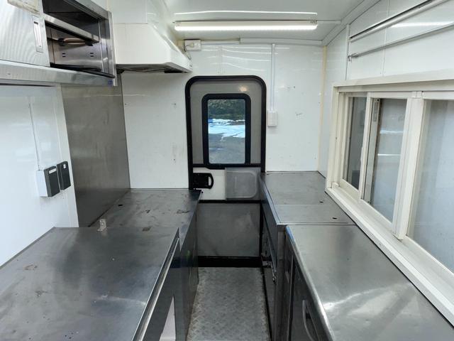 ボンゴトラック 　移動販売車　２０００Ｗインバーター　冷蔵冷凍コールドテーブル　上下販売口　リア搭乗口　３層シンク　外部１００Ｖ取り入れ口（22枚目）