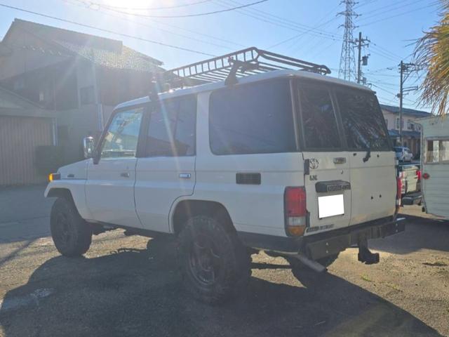 ランドクルーザー７０ ＬＸ　ナロー　４ＷＤ　５速マニュアル　純正ホワイト　パワーウィンドー　ルーフキャリア　ヨコハマジオランダーＭ／Ｔタイヤ　ＥＴＣ　タイミングベルト交換済　車検付き（3枚目）