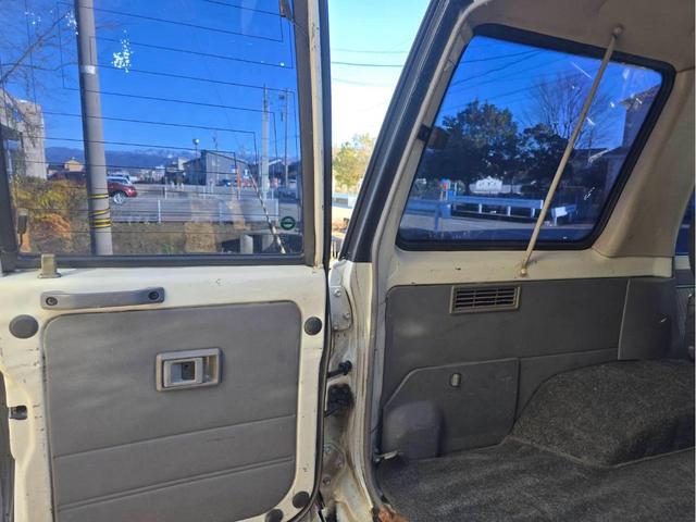 ランドクルーザー７０ ＬＸ　ナロー　４ＷＤ　５速マニュアル　純正ホワイト　パワーウィンドー　ルーフキャリア　ヨコハマジオランダーＭ／Ｔタイヤ　ＥＴＣ　タイミングベルト交換済　車検付き（39枚目）
