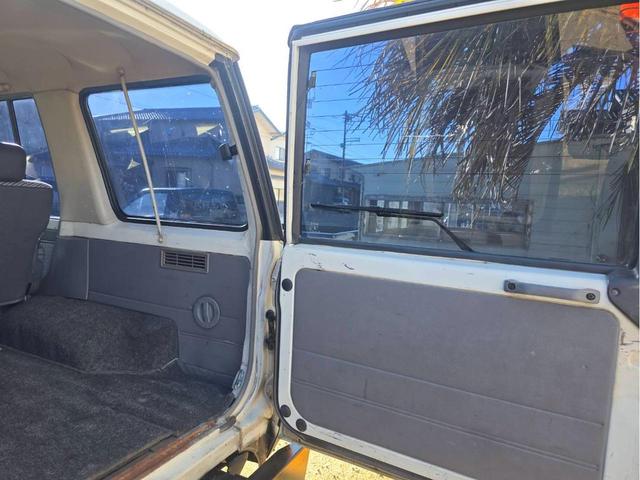 ランドクルーザー７０ ＬＸ　ナロー　４ＷＤ　５速マニュアル　純正ホワイト　パワーウィンドー　ルーフキャリア　ヨコハマジオランダーＭ／Ｔタイヤ　ＥＴＣ　タイミングベルト交換済　車検付き（40枚目）