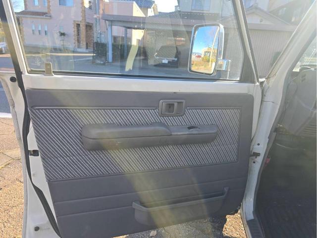 ランドクルーザー７０ ＬＸ　ナロー　４ＷＤ　５速マニュアル　純正ホワイト　パワーウィンドー　ルーフキャリア　ヨコハマジオランダーＭ／Ｔタイヤ　ＥＴＣ　タイミングベルト交換済　車検付き（42枚目）