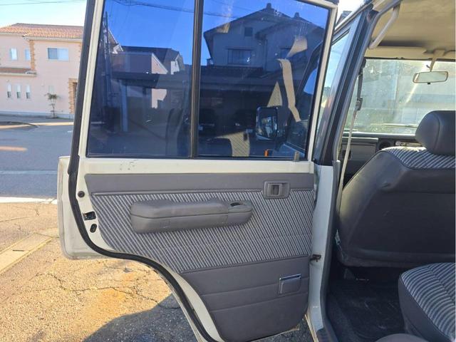 ランドクルーザー７０ ＬＸ　ナロー　４ＷＤ　５速マニュアル　純正ホワイト　パワーウィンドー　ルーフキャリア　ヨコハマジオランダーＭ／Ｔタイヤ　ＥＴＣ　タイミングベルト交換済　車検付き（43枚目）