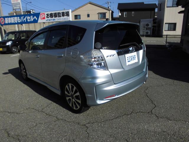 フィットハイブリッド RS 6速MT ナビ フルセグ Bluetooth キーレス アルミ ETC(8枚目)