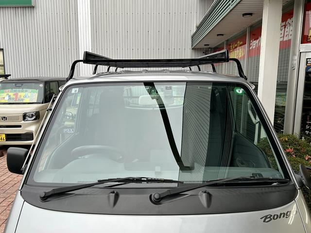 ボンゴバン ＧＬ　鑑定済　当社オリジナルスタイル（クルール）マット黒塗装パーツ　貨物ホビータイヤｘグロス黒塗装純正鉄チン＆ルーフキャリア　４ＷＤ　ロールーフ　５人乗　１ｔ積　タイミングチェーン　フルセグナビ　キーレス（19枚目）