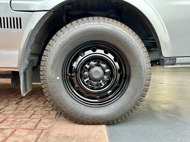 ボンゴバン ＧＬ　鑑定済　当社オリジナルスタイル（クルール）マット黒塗装パーツ　貨物ホビータイヤｘグロス黒塗装純正鉄チン＆ルーフキャリア　４ＷＤ　ロールーフ　５人乗　１ｔ積　タイミングチェーン　フルセグナビ　キーレス（25枚目）